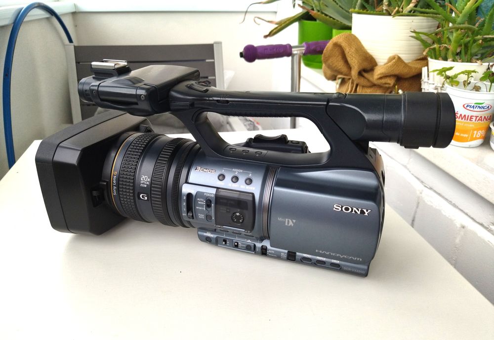 Відеокамера SONY DCR-VX2200e