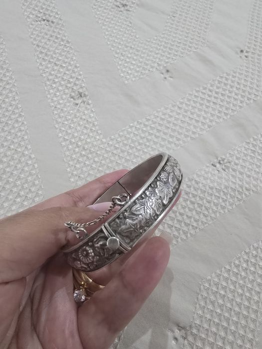 Escrava de prata muito antiga, herdei várias pratas e ouro e simplesmente não uso.