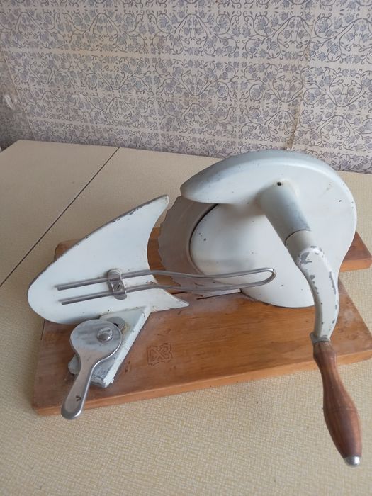 Продам антикварню хлеборезку