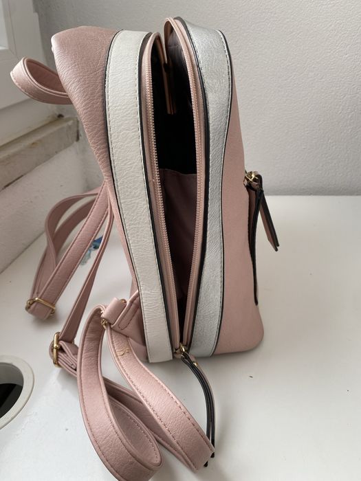 Mochila rosa e prateada