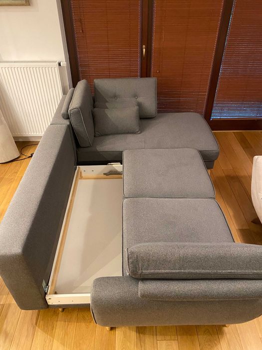 Czysta sofa narożna.