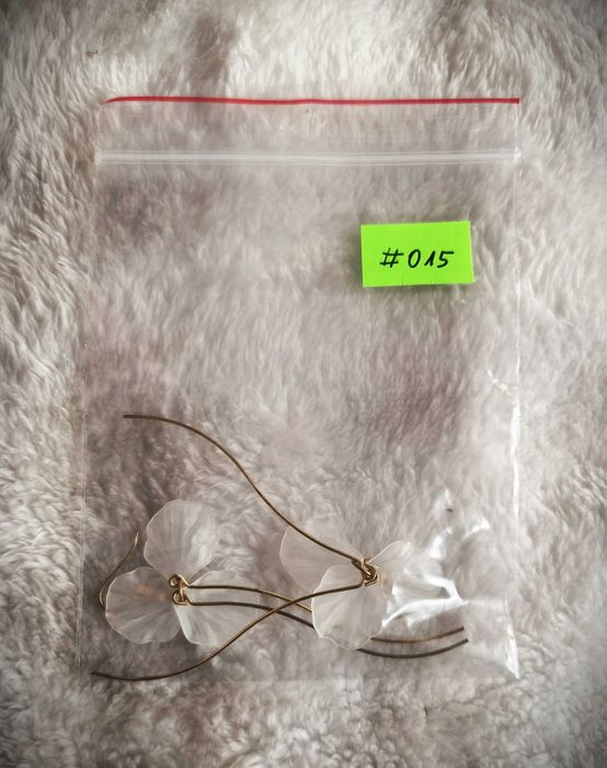 Kolczyki wiszące z białymi kwiatami, płatki kwiatów