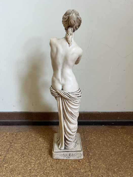 Escultura Feminina Clássica