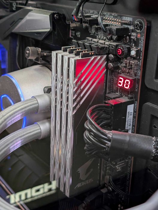 Memória RAM AORUS RGB 16GB (2x8GB) DDR4 3200MHz CL16