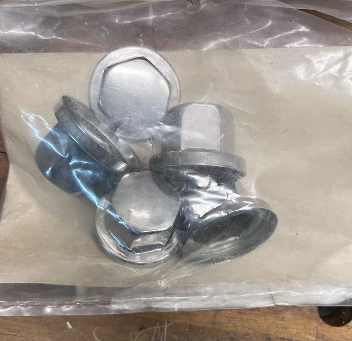 Tampa de porca Land Rover STC8844