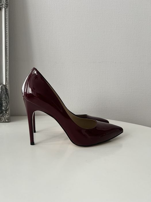 Шкіряні лаковані туфлі човники ESTRO