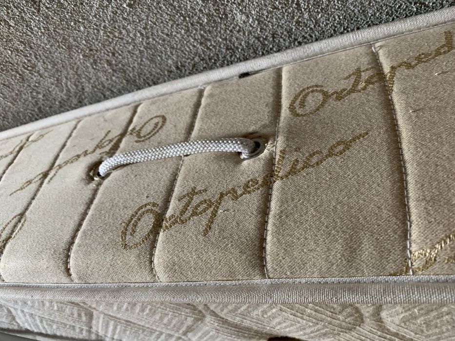 Cama de solteiro - colchão e mesas de cabeceira