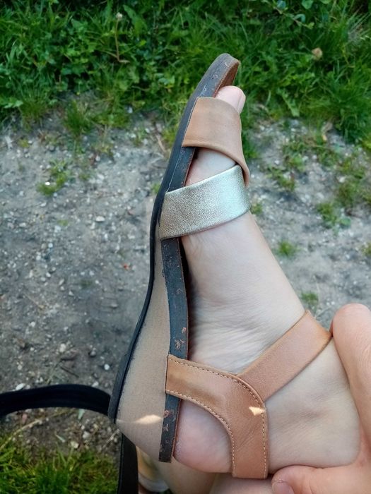Sandały skórzane beżowe rozmiar 37 pasek złoty koturna