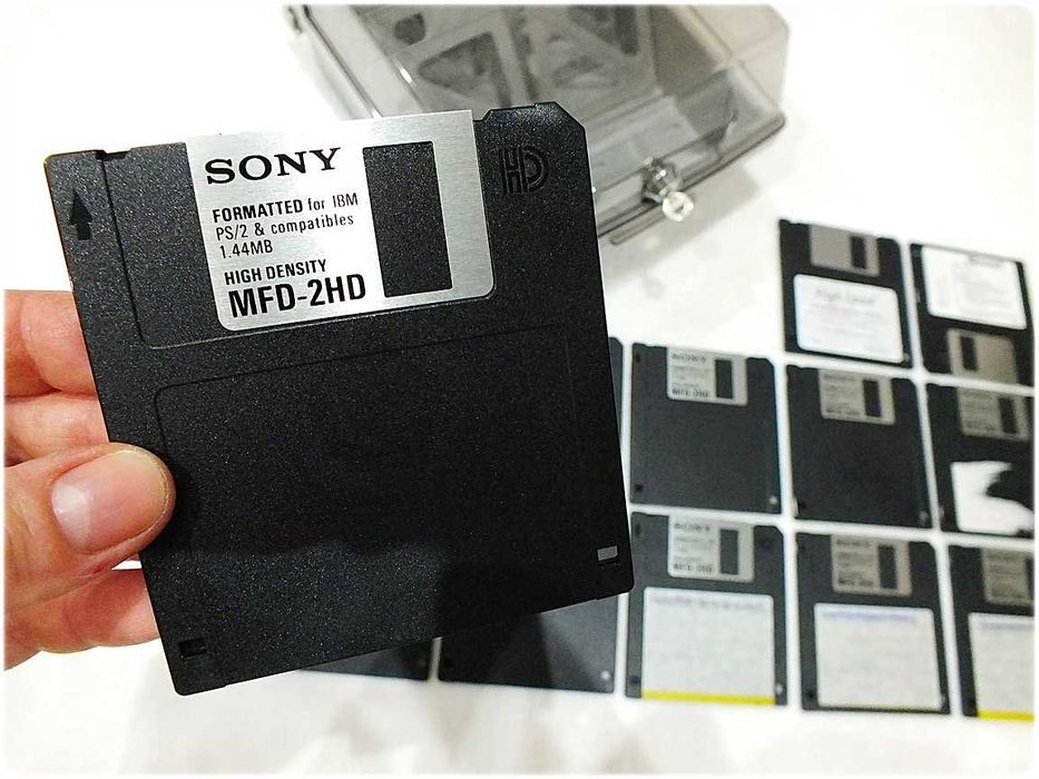 Dyskietka / Dyskietki SONY i Microsoft w zamykanym pudełku