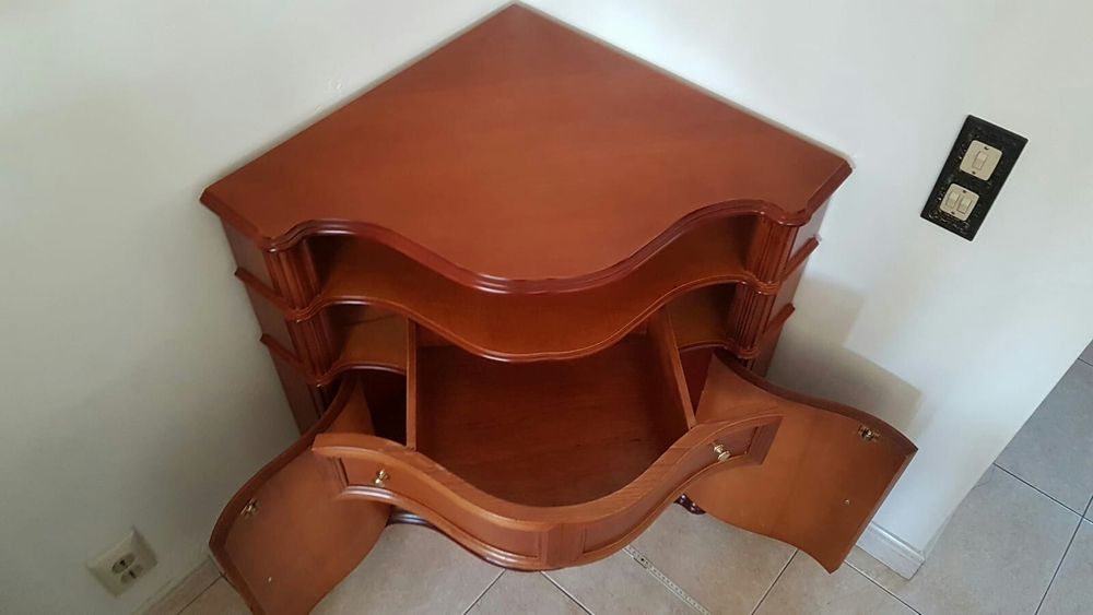 Móvel de canto em madeira