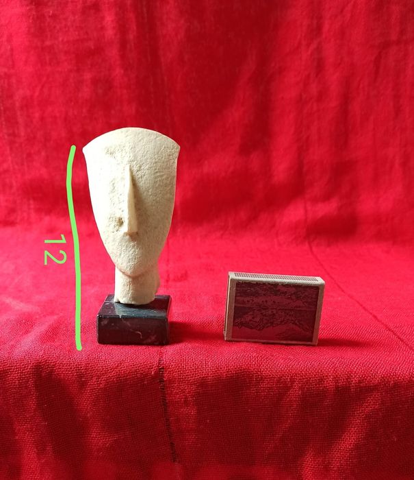 Głowa figurki kobiecej repliki typu „Składane ramiona”.