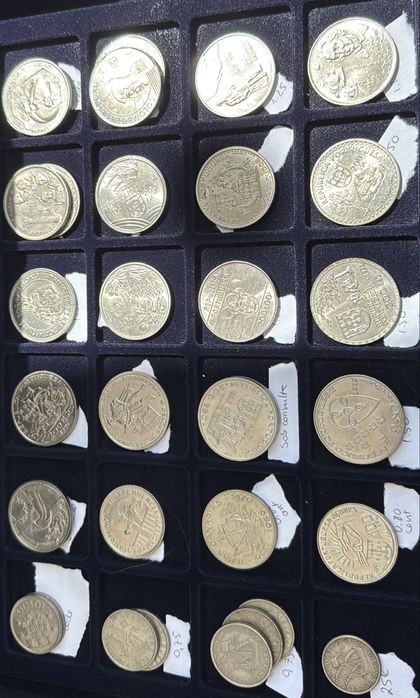 Conjunto de moedas e notas antigas