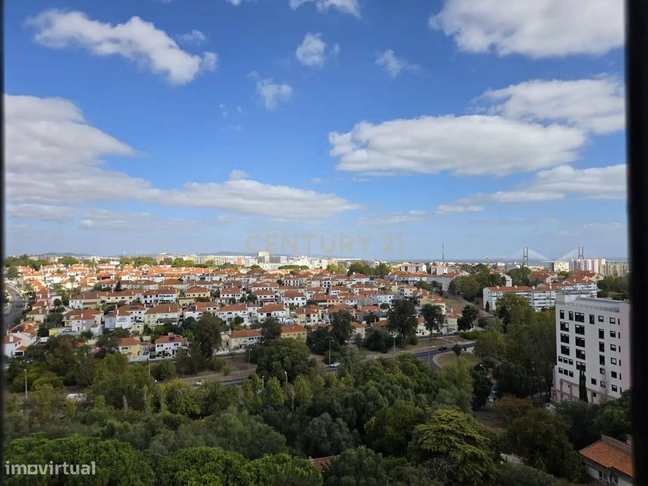 T2 Totalmente Renovado com Vista sobre o Rio e o Parque Urbano Vale do