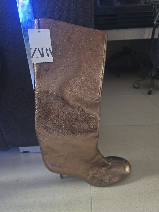 Vendo botas de cor dourado
