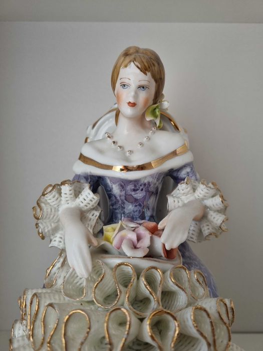Porcelanowa dama z koszem kwiatów - Alba Iulia, figurka porcelana