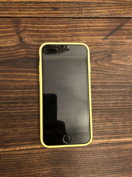 iPhone 8 64 GB with 6 Cases64354194067713124