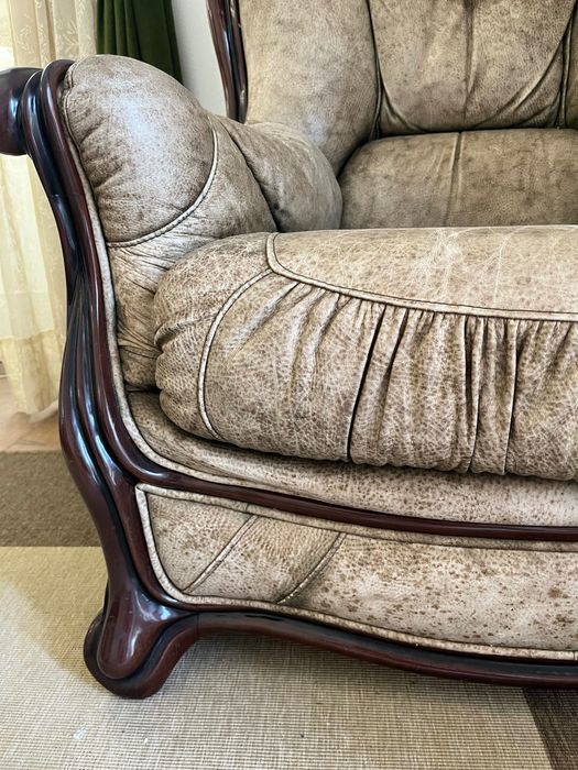 Poltrona em pele com estrutura de madeira