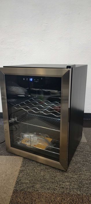 Lodówka na napoje, szklane drzwi, witryna  60L. Klarstein  S-216