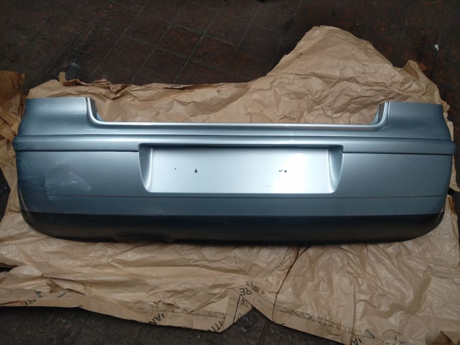 Volkswagen Polo N9 tylny zderzak srebrny
