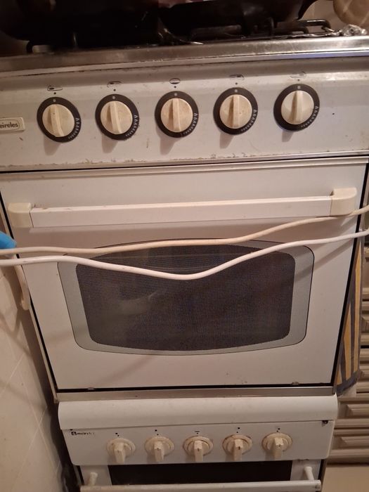 2 fogões de tamanho pequeno