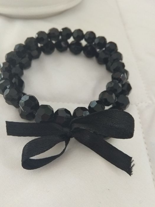 Pulseira preta com bolas brilhantes.Duas voltas.