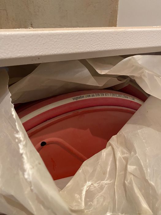 Пожежна шафа зі шлангом кран комплект