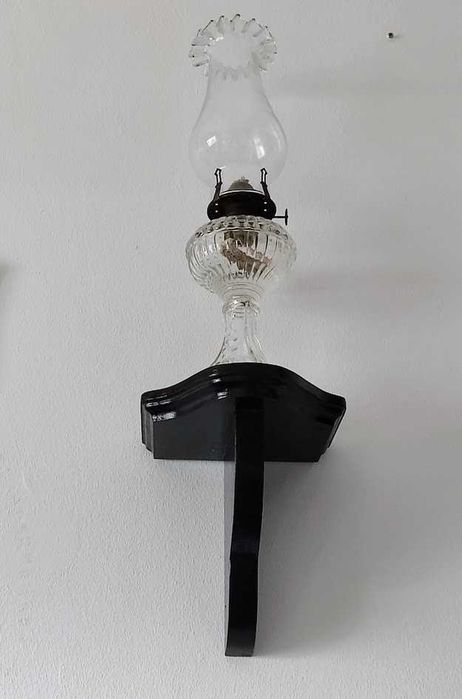 Candeeiro a petróleo com chaminé de vidro soprado