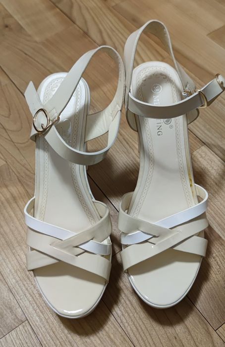 Продам босоніжки