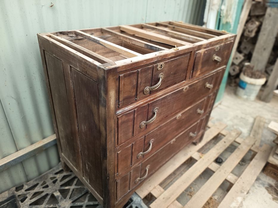 Cómoda antiga em madeira