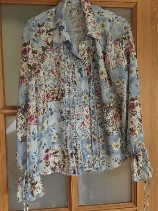 Elegancka bluzka motywy kwiatowe falbanki