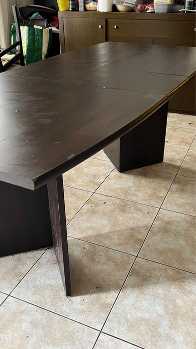 Mesa de jantar castanha