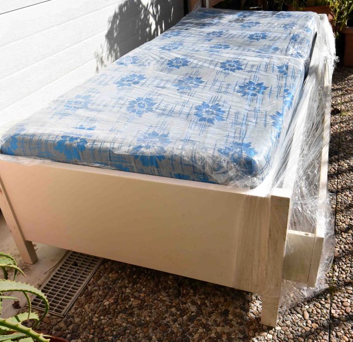 O jovem cresceu, não cabe na cama: a cama + colchão e com arrumação.