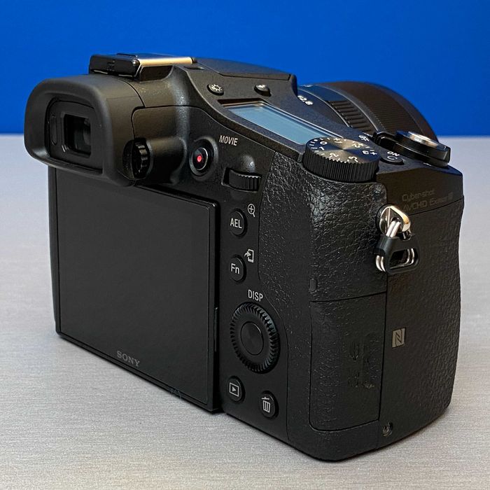 Sony Cyber-Shot DSC-RX10 (20.2MP - 24-200mm f/2.8)