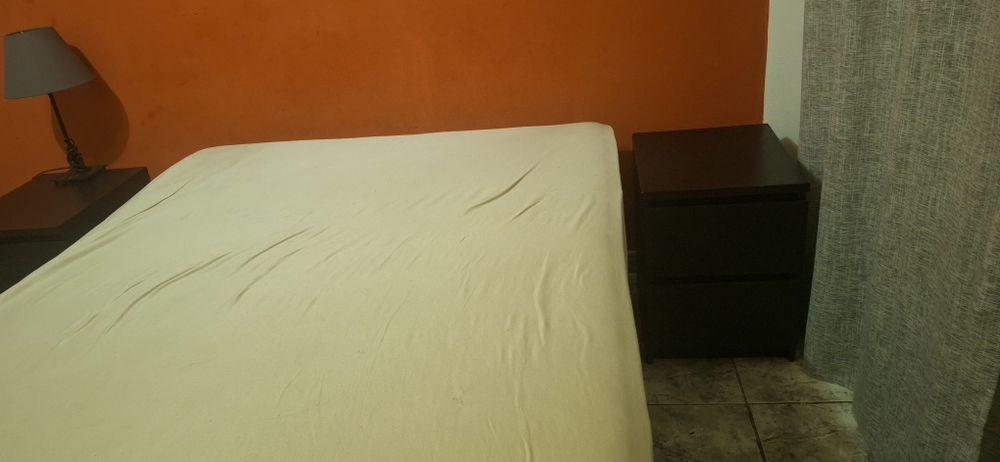 Cama casal com colchão e criados mudos