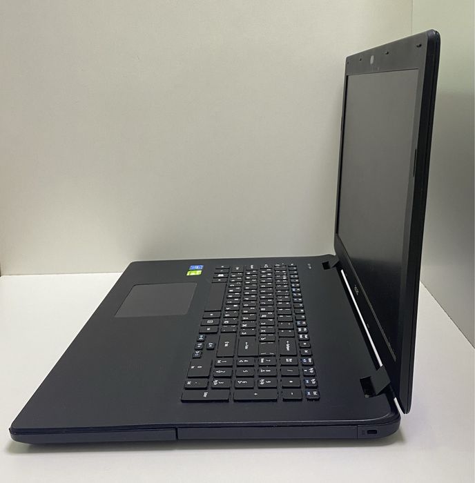 Acer es1-731 17" 8/128GB SDD+500GB HDD nvidia 910m 2gb