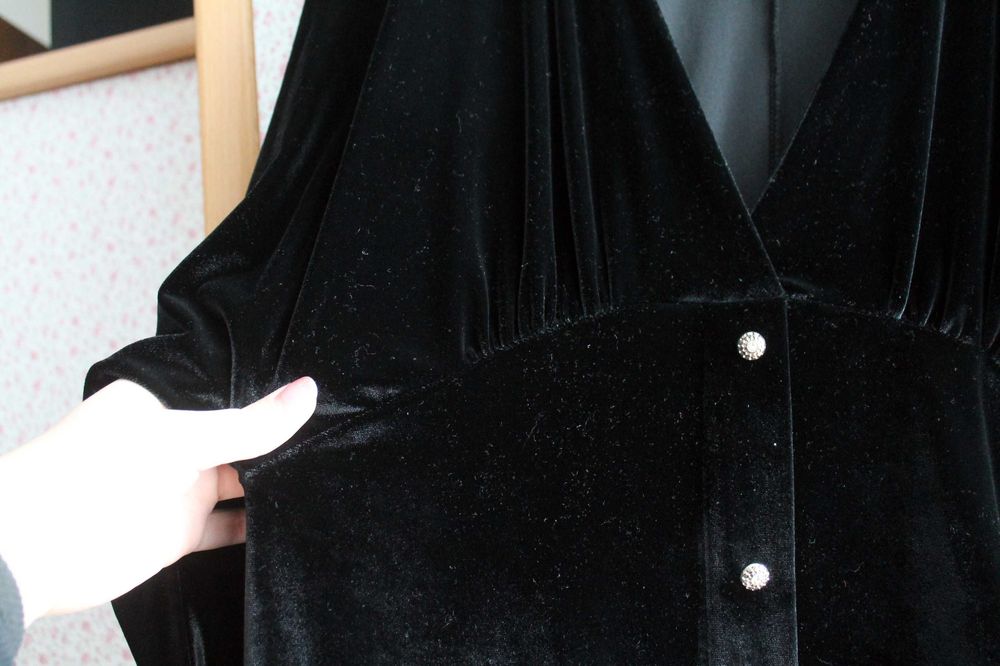 mini mała czarna krótka sukienka welurowa aksamitna Zara nietoperz