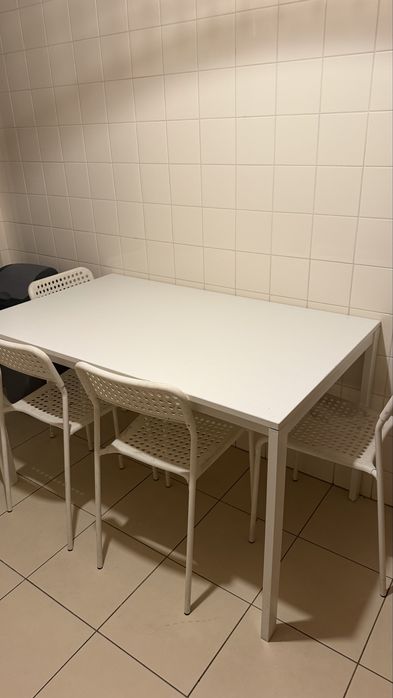 Mesa branca de  cozinha