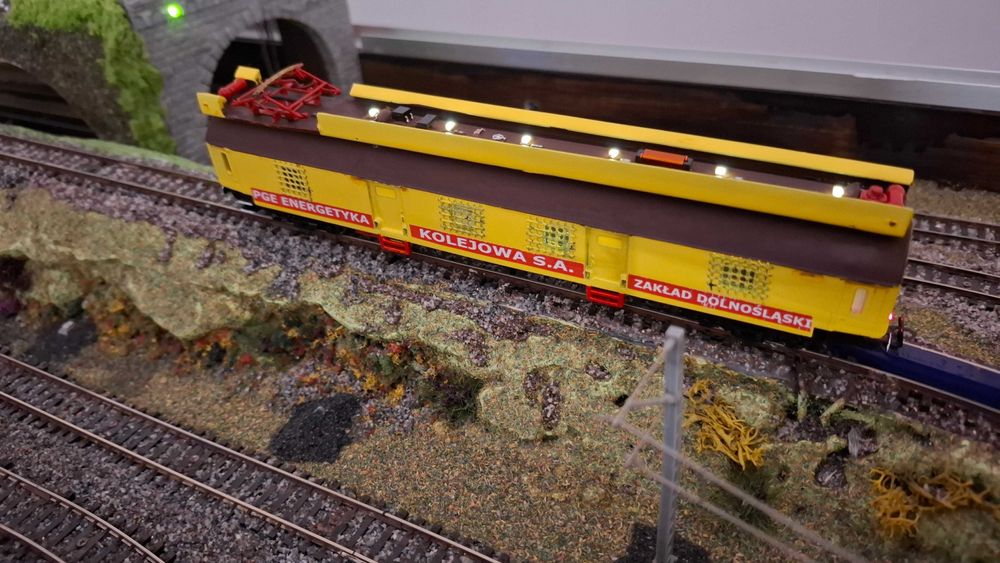 Kolejka TT 1:120 wag. poc. sieciowego 2 x oświetl. i sygn. końca poc.