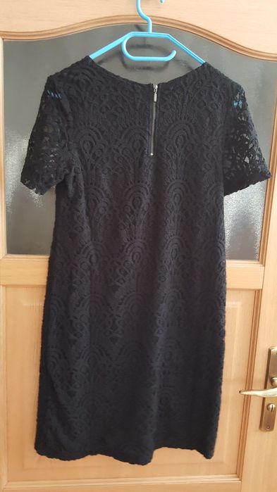 Elegancka czarna sukienka z koronki