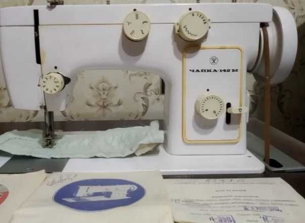 Машинка швейная ,,Чайка, - 142 М з столом тумбою , працююча.