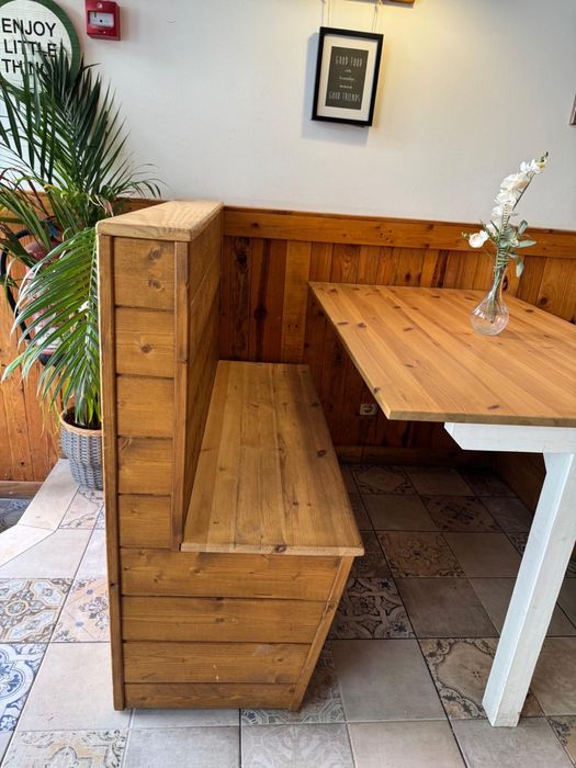 Mesas e bancos em madeira