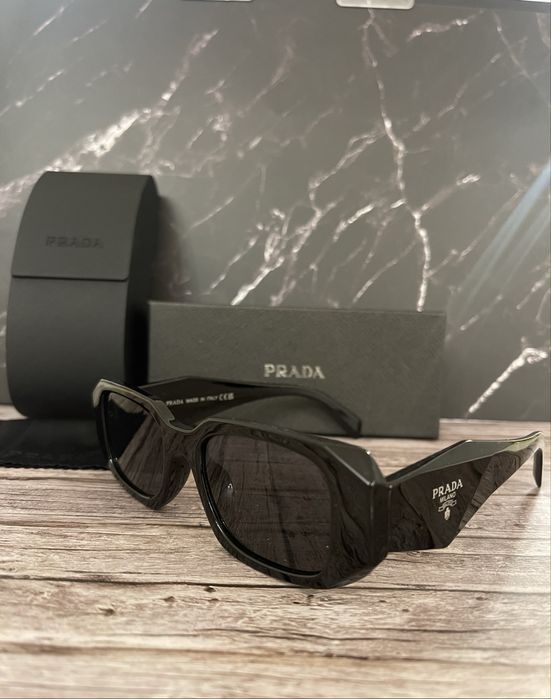 Czarne okulary przeciwsłoneczne Prada