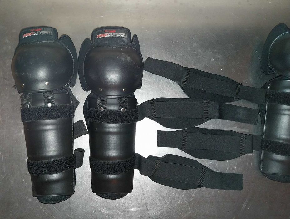 Joelheiras  c/ caneleiras  -2pares- preço é para 1 par - Ler anúncio