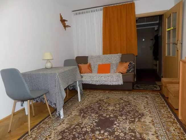 Ścisłe Centrum, al. Jana Pawła II, przy rondzie ONZ, dwie linie metra.