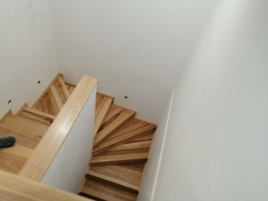 Schody drewniane policzkowe i na beton remont balustrada stal