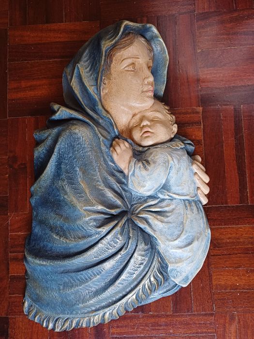 Imagem de Nossa Senhora com o menino Jesus ao colo para pendurar