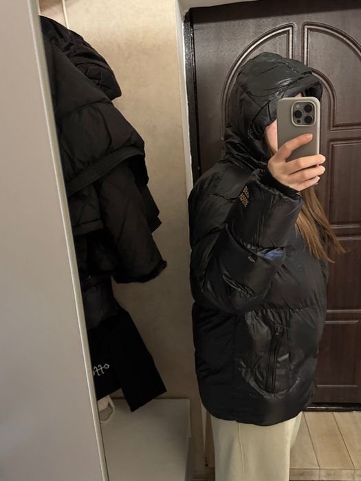 Куртка жіноча чорного кольору