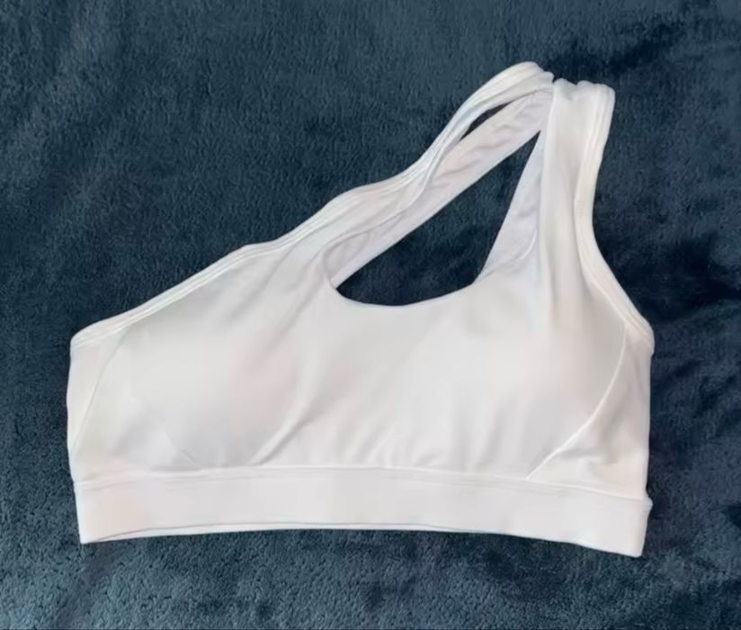 Білий спортивний топ