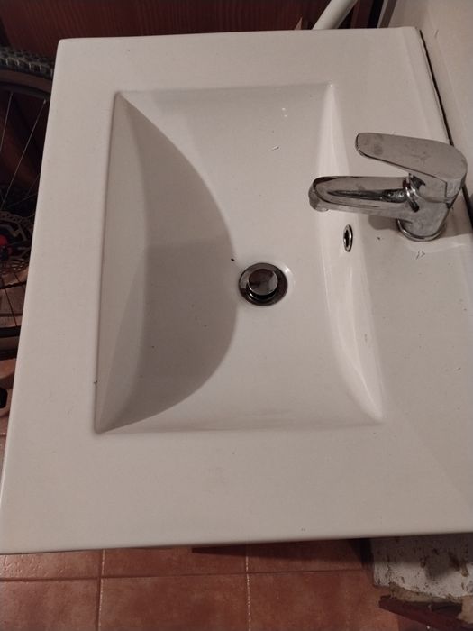 Móvel WC com torneiras,bichas e ralo.