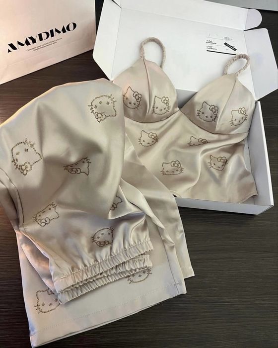 Піжама жіноча/ піжама з хелоу китти/ шовк Армані/ піжама з камінцями